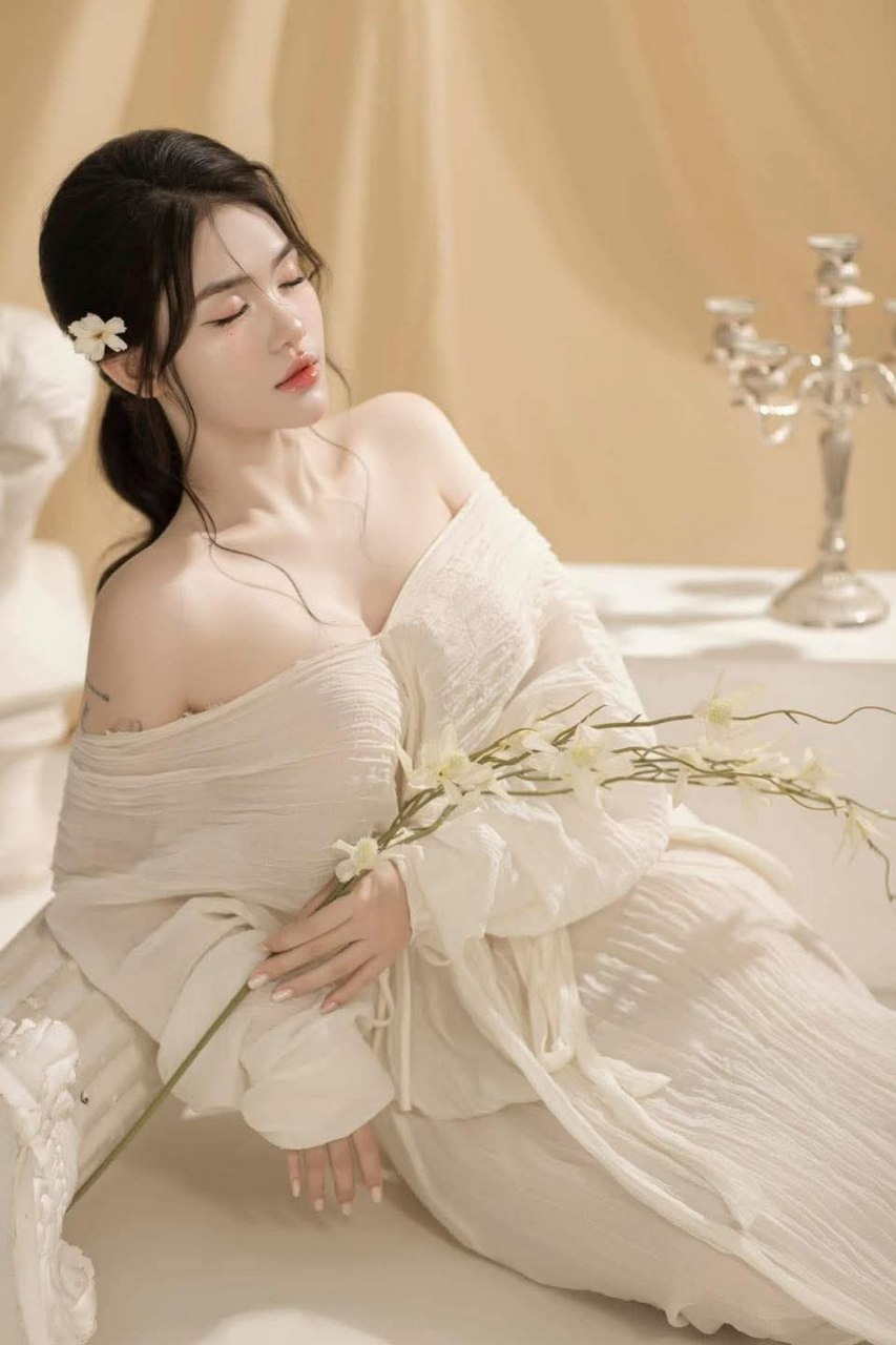 Một cô gái xinh đẹp đang được một chàng trai huấn luyện trước ống kính máy ảnh. Cô ấy bị trói bằng một sợi xích chó gợi cảm và cho anh chàng một con cặc lớn. Cô ấy xoa ngực và chơi với âm hộ của mình để tán tỉnh những người bạn sói của mình